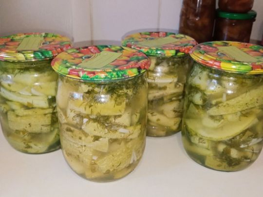 Банки с салатом из кабачков