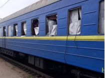 Поезд после обстрелов. Архивное фото https://www.bbc.com/