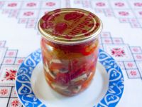 Салат на зиму из шампиньонов и болгарского перца.