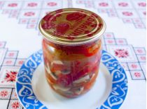 Салат на зиму из шампиньонов и болгарского перца.