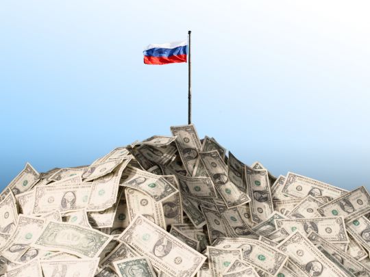 Доллары и флаг РФ 