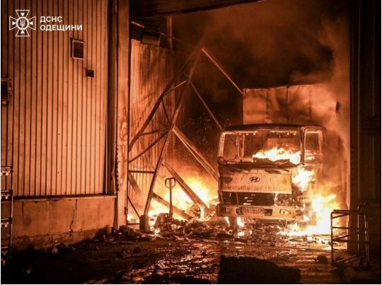 Внаслідок удару в Одесі спалахнула пожежа, фото ДСНС