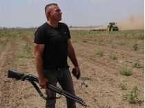 Фермера А.Гордиенко на поле убил российский дрон. Фото "Суспільне"