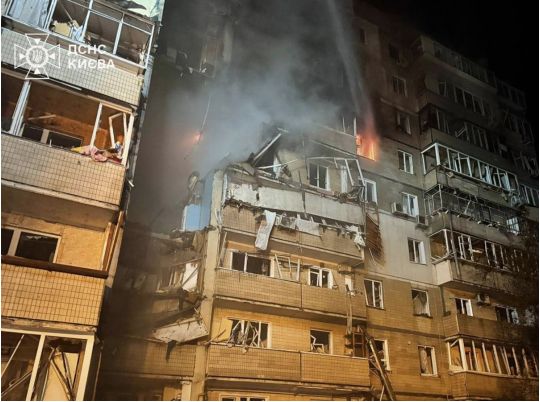 У Києві частково зруйнований 9-поверховий житловий будинок, фото ДСНС