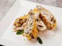Яблочный штрудель с маком и орешками