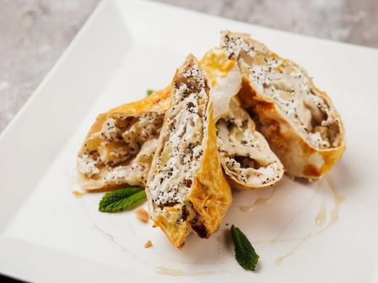 Яблочный штрудель с маком и орешками
