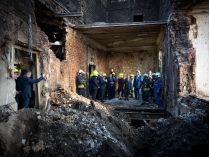 іноземні дипломати у зруйнованій будівлі Кабміну