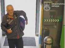 Своїх жертв він вистежував у малолюдних місцях та йшов за ними, фото прокуратура