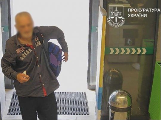 Своїх жертв він вистежував у малолюдних місцях та йшов за ними, фото прокуратура