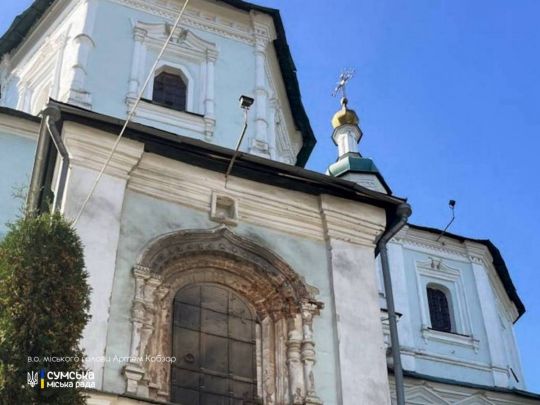 Россияне ударили дроном по старинной церкви в Сумах. Фото ОВА