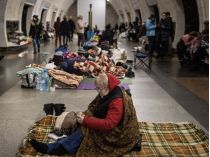 Люди в метро во время тревоги, фото из открытых источников