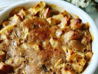 Шарлотка с яблоками и изюмом