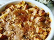 Шарлотка с яблоками и изюмом