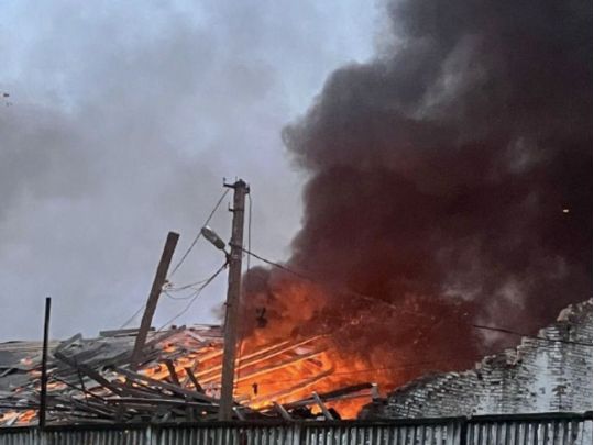 Внаслідок атаки пошкоджений обʼєкт критичної інфраструктури у Прилуках, фото ДСНС