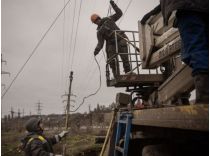 Енергетики проводять відновлювальні роботи на пошкоджених ділянках, фото з відкритих джерел