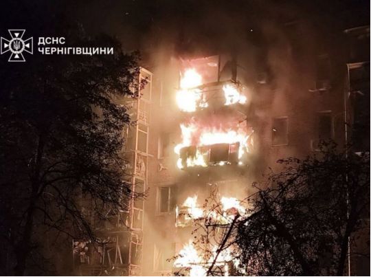 У Ніжині дрони влучили до терміналу «Нової пошти», двічі — до багатоповерхового будинку, громадянської інфраструктури, фото ДСНС