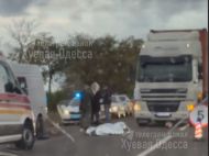 Один військовий загинув на&nbsp;місці, другий&nbsp;&mdash; у&nbsp;&laquo;швидкій&raquo;: фура знесла блокпост біля Одеси (відео)