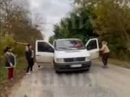 Під Хмельницьким жінки з&nbsp;ціпками напали на&nbsp;автомобіль ТЦК (відео)