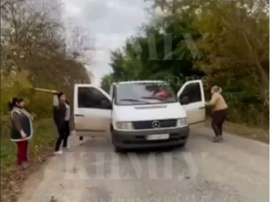 Жінки напали на військових з ТЦК на Хмельниччині. Фото&nbsp;— скріншот