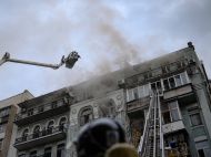 Вогонь охопив житловий будинок у&nbsp;центрі Києва: рух перекрито, як&nbsp;курсує громадський транспорт