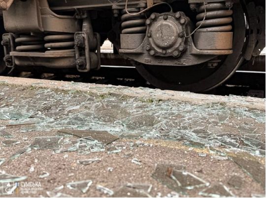 Вибуховою хвилею пошкоджені вікна у пасажирських вагонах, фото ОВА