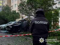 У дворі багатоповерхівки вибухнула автівка. Фото поліції