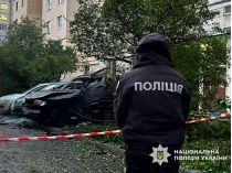 У дворі багатоповерхівки вибухнула автівка. Фото поліції