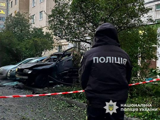 У дворі багатоповерхівки вибухнула автівка. Фото поліції