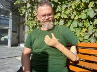 &laquo;Пішов у&nbsp;ТЦК й&nbsp;кажу: &laquo;Треба вже щось зі&nbsp;мною робити!&raquo;: ветеран з&nbsp;ампутованою рукою вже понад рік плете маскувальні сітки для фронту