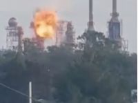 Момент ураження по заводу зафіксували місцеві жителі, фото скриншот відео
