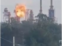 Момент ураження по заводу зафіксували місцеві жителі, фото скриншот відео