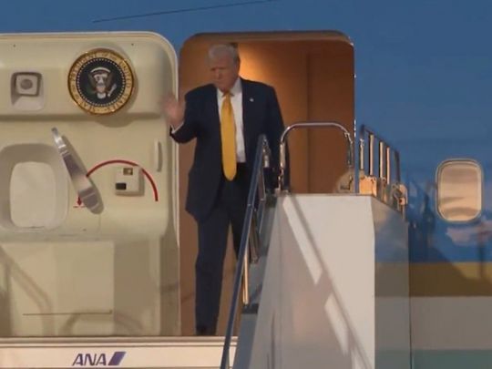 Дональд Трамп жорстко критикував Путіна&nbsp;— Фото: скрін відео прибуття Дональда Трампа з візитом до Японії