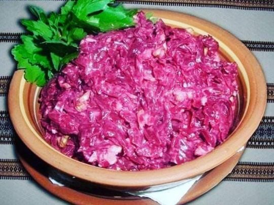 Буряковий салат із сиром та яйцем. Фото Олега Сизоненка