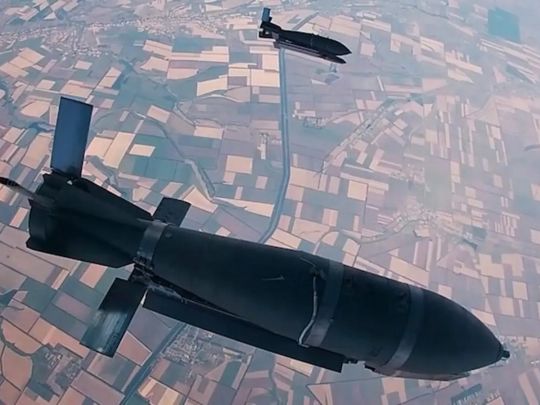 Авіабомби у повітрі над сільськогосподарськими полями. Фото міноборони рф