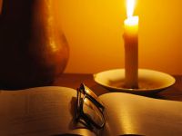 Книга та свічка. Фото Pixabay 