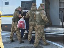Російському полоненому та його двом спільникам в Литві повідомили про підозри. Фото поліції