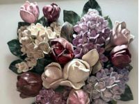 Фаянсові квіти української скульпторки Фелії Фальчу