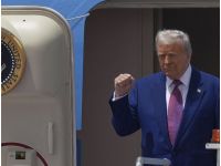 Трамп на борту літака поспілкувався з журналістами, фото з відкритих джерел