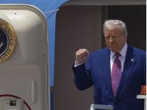 Трамп на борту літака поспілкувався з журналістами, фото з відкритих джерел