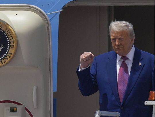 Трамп на борту літака поспілкувався з журналістами, фото з відкритих джерел