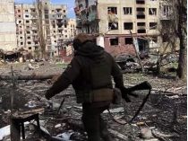 Боєць ЗСУ у Покровську. Скриншот відео