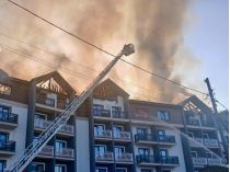 У Буковелі горить готель&nbsp;— Евакуйовано 70 людей&nbsp;— Фото: ДСНС