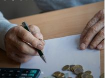 Без необхідного стажу людям пенсійного віку призначають соцдопомогу. Фото із сайту КМУ