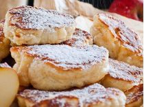 Дріжджові млинці з яблуками