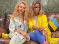 Оля Полякова з подругою