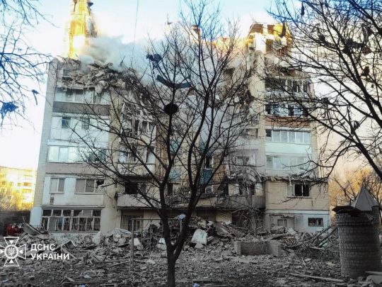 Росіяни зруйнували багатоповерхівку у Тернополі. Фото ДСНС