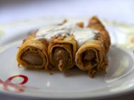 Як&nbsp;приготувати млинці з м&rsquo;ясом під соусом бешамель: покроковий рецепт