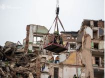 Рятувальники витягли з-під завалів тіла жінки та двох дітей, фото ДСНС