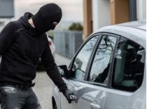 Дрібна деталь на дверях машини показує, що авто хочуть вкрасти, фото з відкритих джерел
