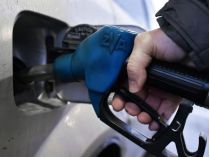 У бак авто взимку потрібно заливати зимове паливо.